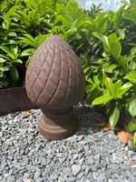 Dekorativer Gartenzapfen aus Gusseisen - Frostfest & Rostig