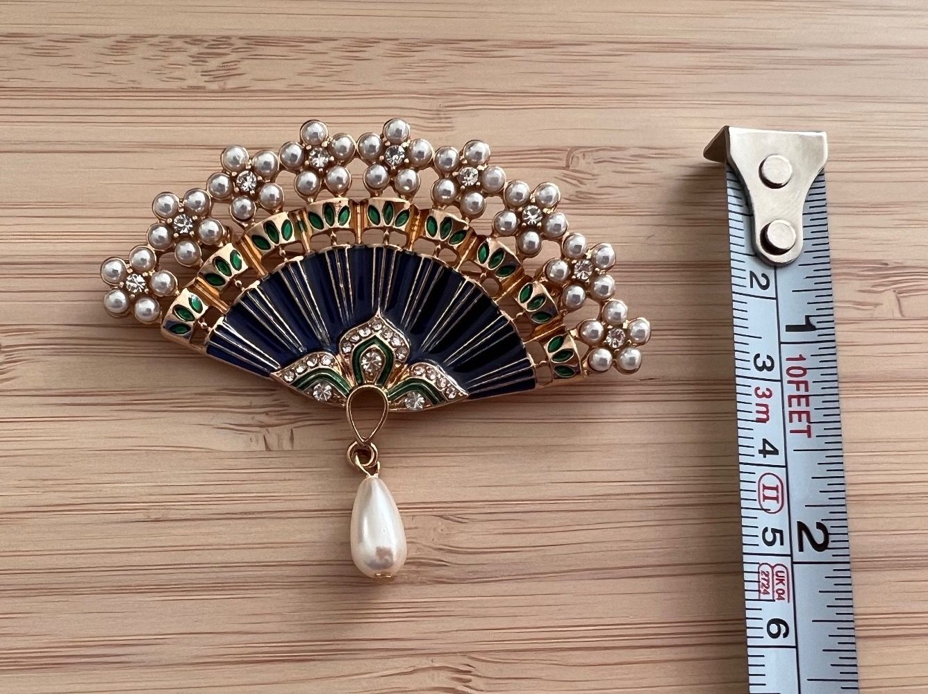 Spille & Fermagli: Blue fan brooch/pin with pearl – Nuovo (secondo la descrizione) da Genève venduto da Ballpencase 1