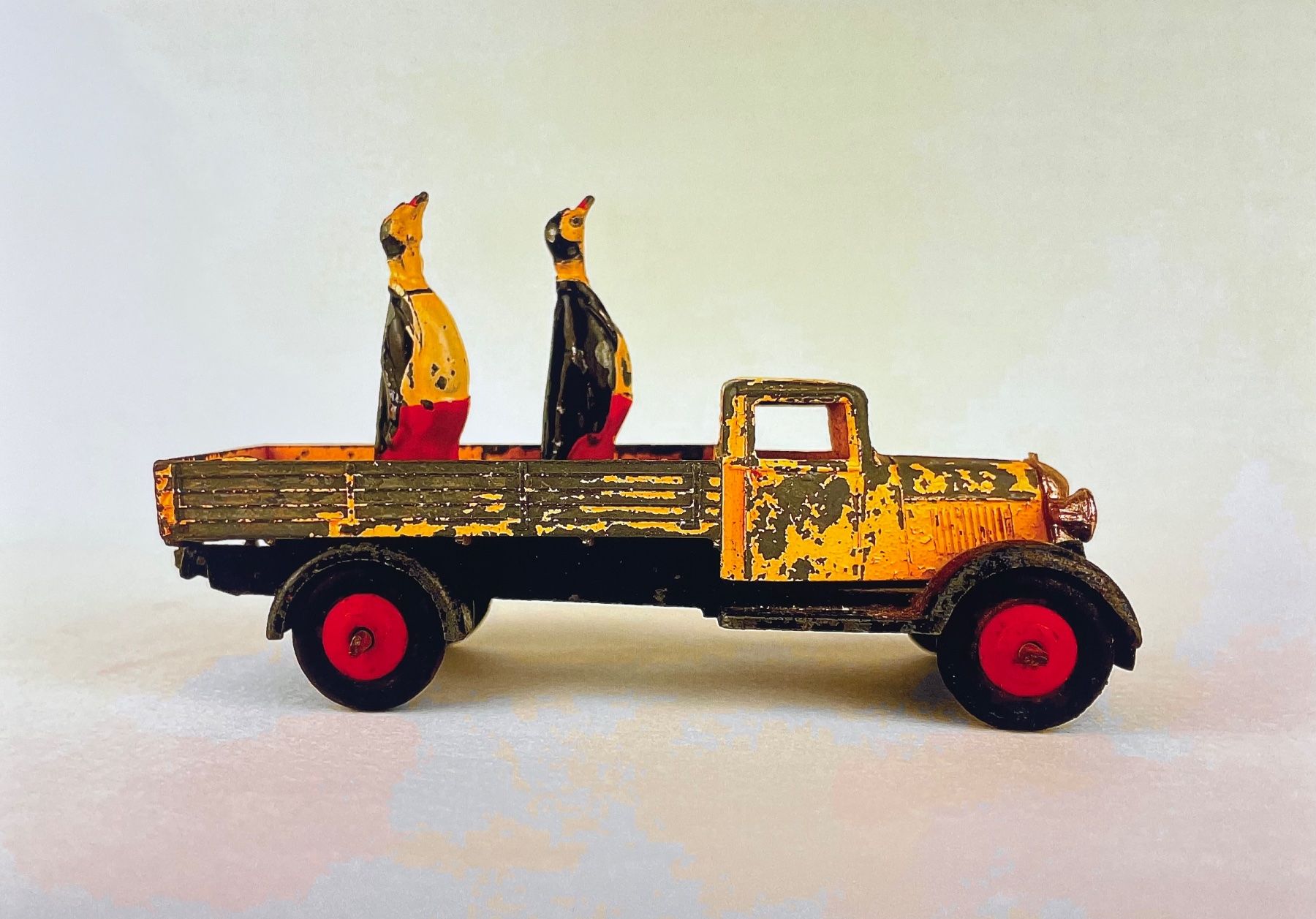 Foto & Immagini: Poster print - two penguins on truck – Nuovo (secondo la descrizione) da Genthod venduto da lightyear63