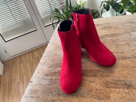 rote Wildleder Stiefeletten