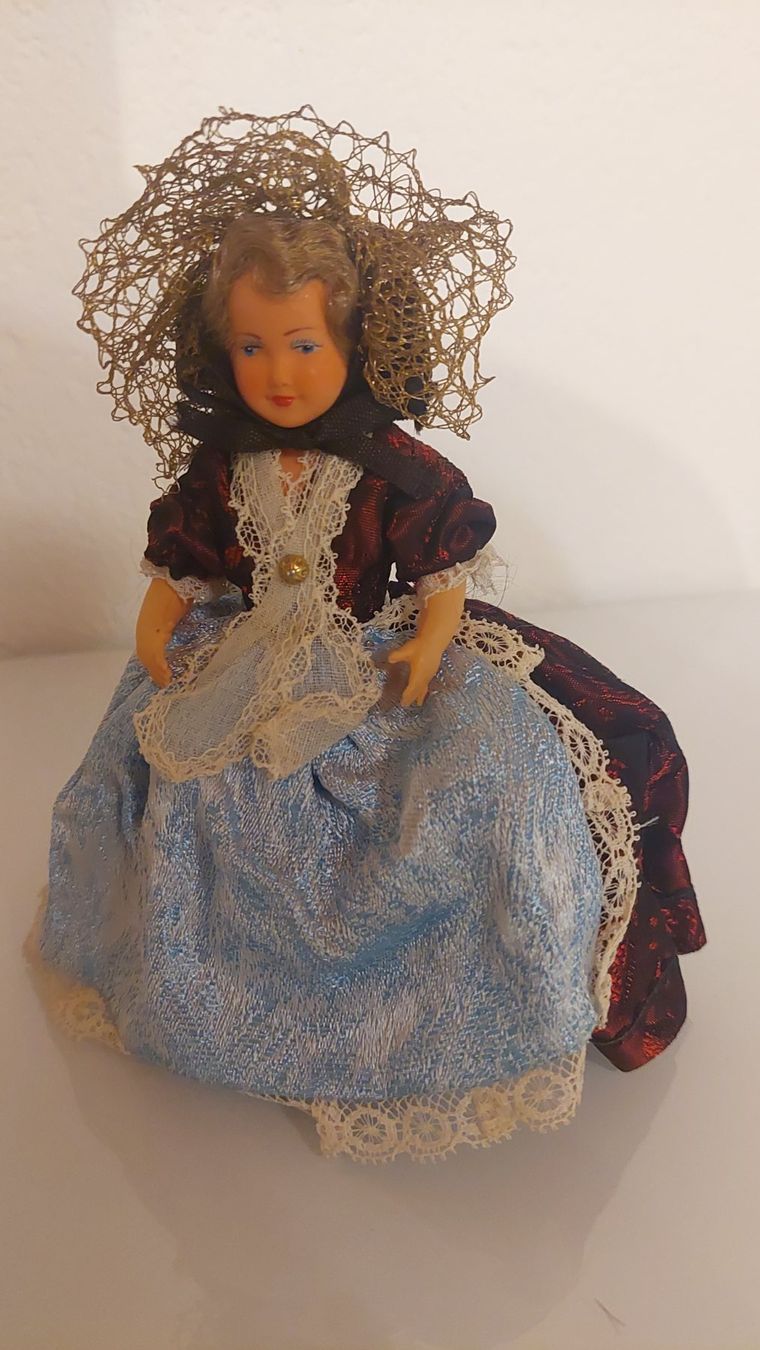 Bambole: Puppe Tracht Weggis – Usato da Erlinsbach venduto da pfunky