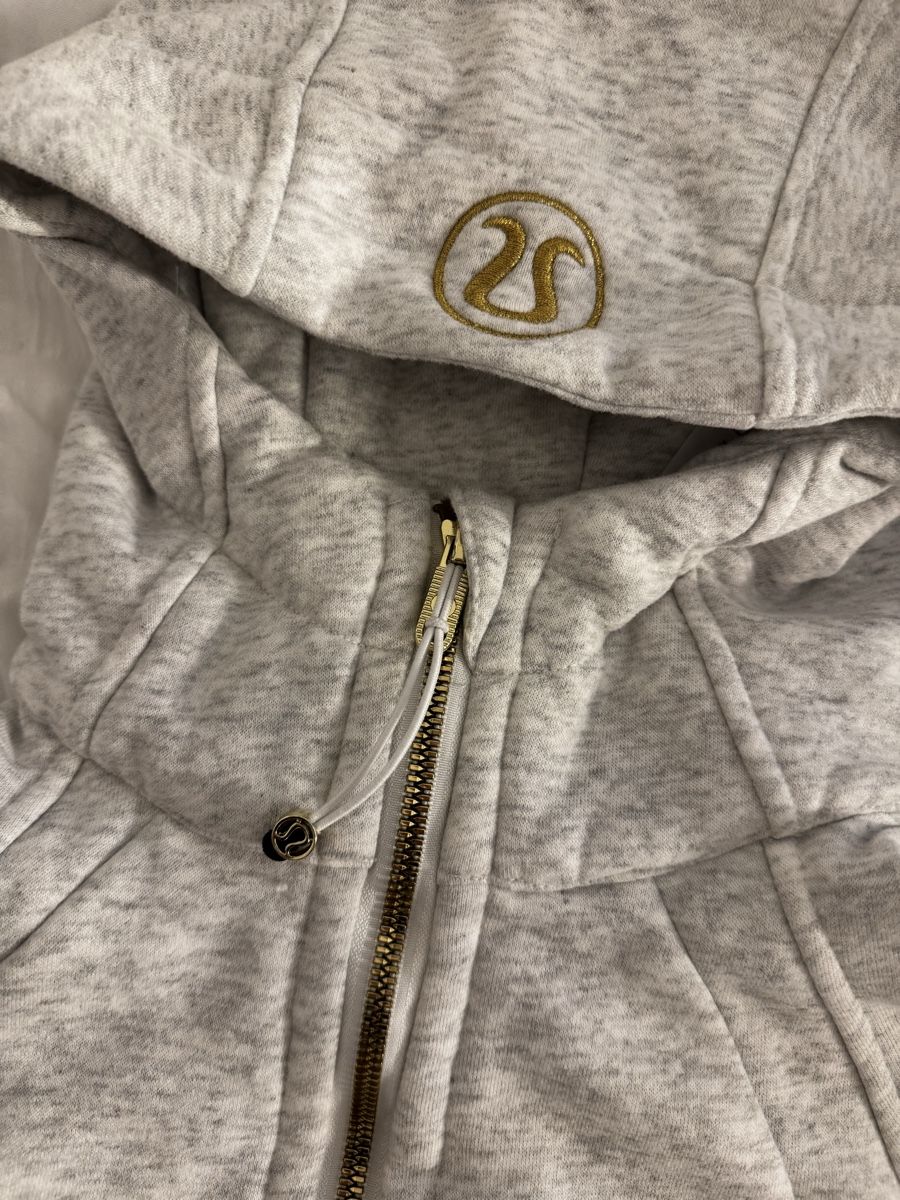 Lululemon Giacche: Lululemon Scuba Zip-hoodie grösse 2 – Nuovo (secondo la descrizione) da Richterswil venduto da dil_vc79 1