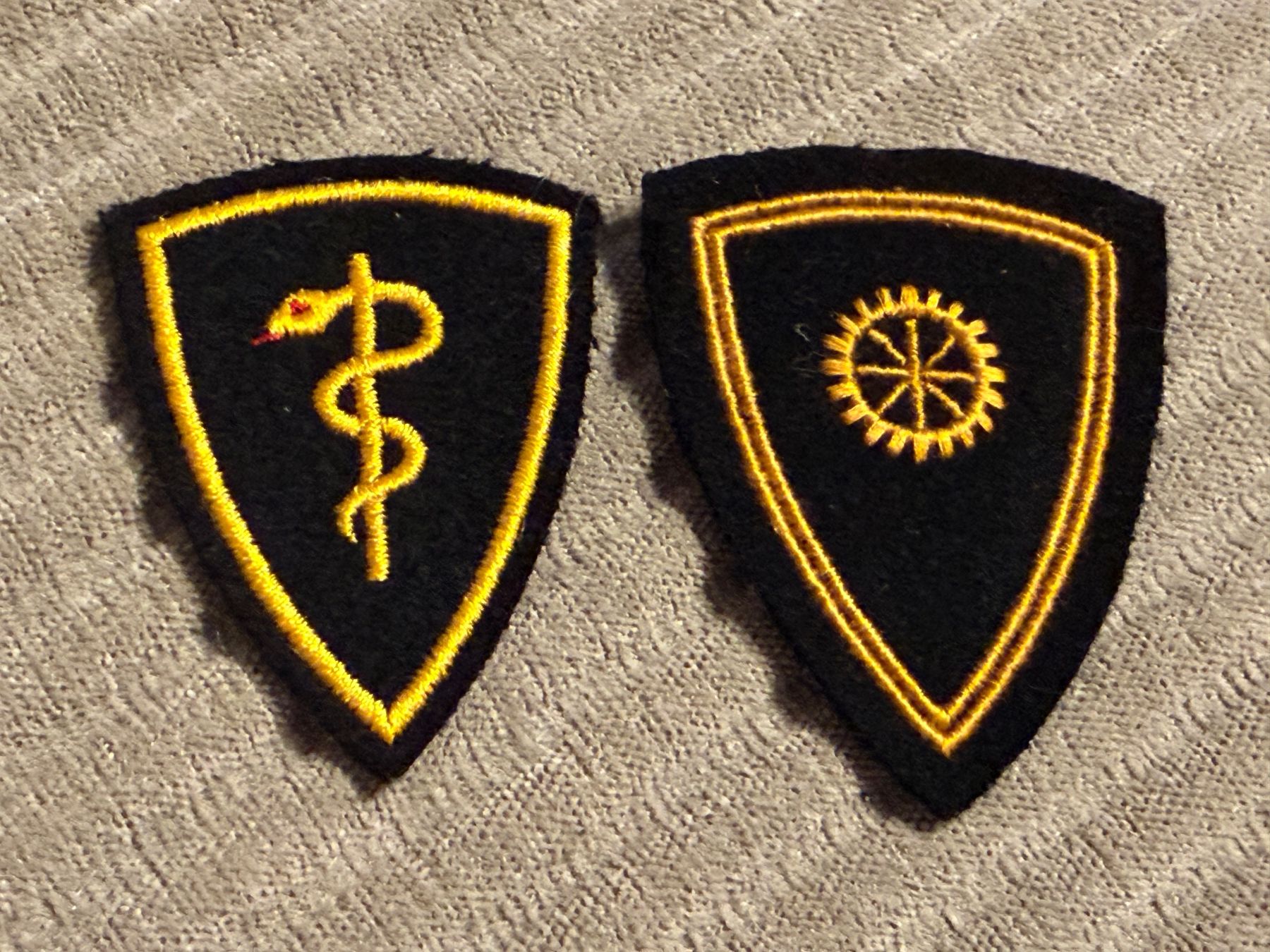 Schweizer Armee Placchette & Badge: 2 Spezialistenabzeichen - Schweizer Armee – Usato da Brütten venduto da Hst1