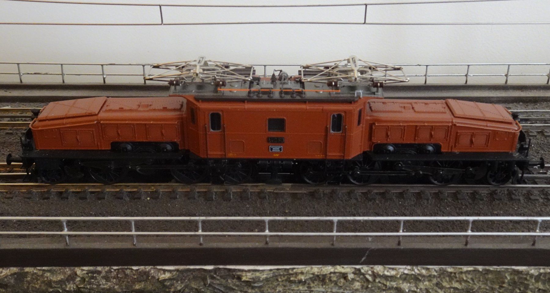 Roco Modellini di ferrovie: Roco, 43539 Krokodil Ce 6/8" mit ESU-Decoder, LED und OVP – Usato da Grossaffoltern venduto da berner85 1