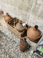 Alte leere Schnapsflaschen, korbflaschen