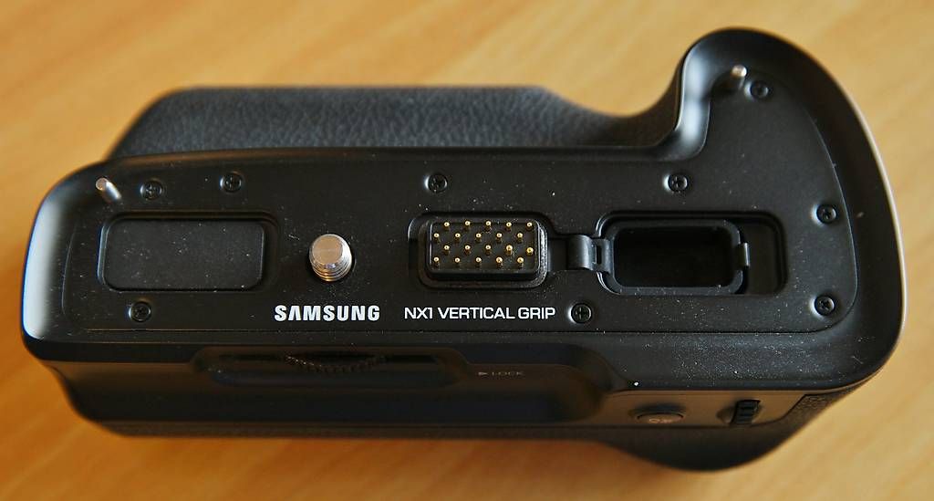 Fotocamera: Vertical Gripp zu Samsung NX1 – Usato da Basel venduto da laverda75 1
