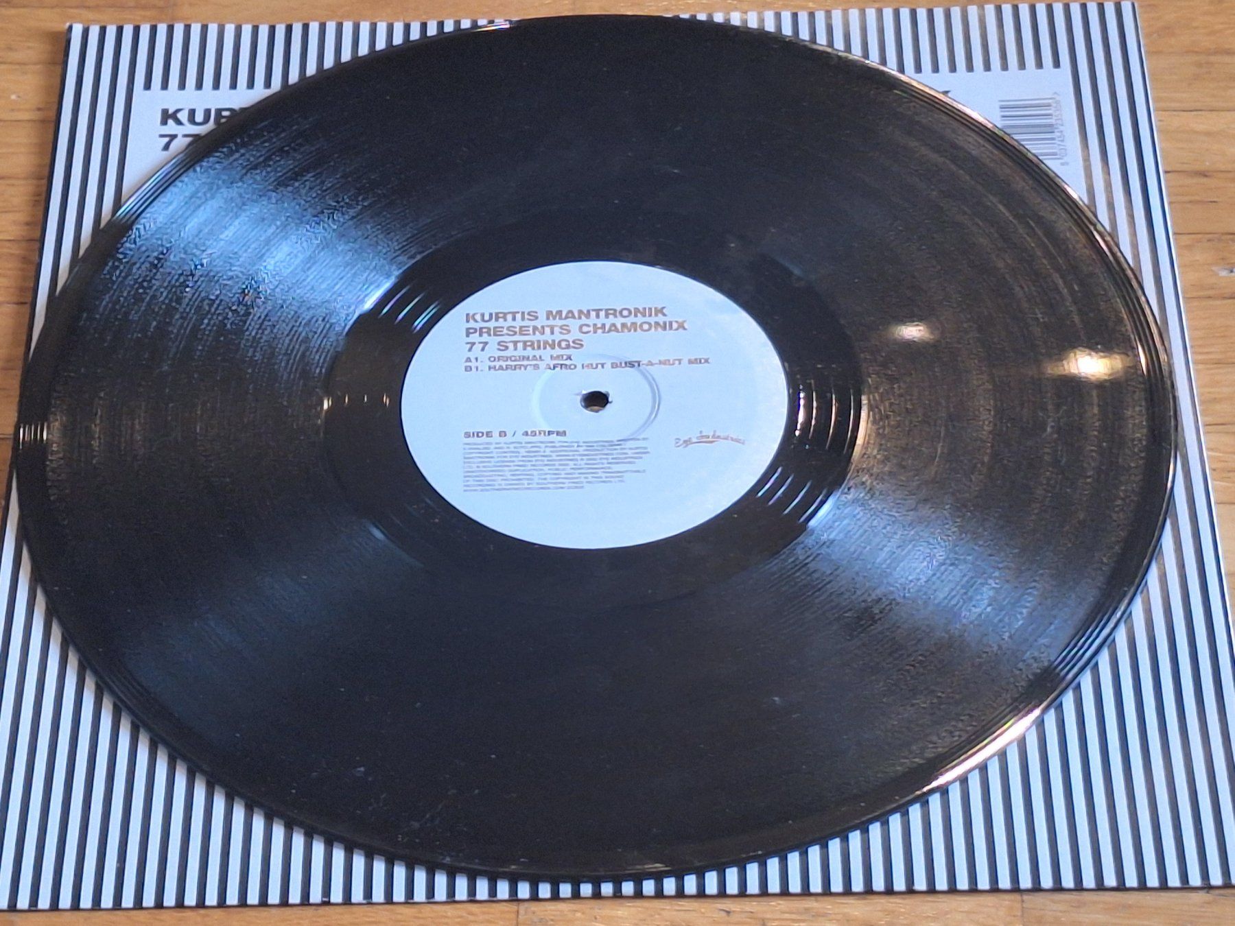 Dischi in vinile: Kurtis Mantronik Presents Chamonix, 77 Strings - 12" UK 2002 – Nuovo (secondo la descrizione) da Oberentfelden venduto da Musicud 2