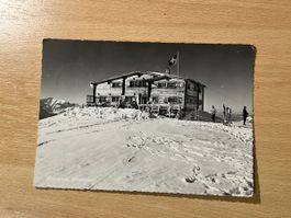 Alte Schwarzweiss-Ansichtskarte Berghaus Winter Alpen 1952