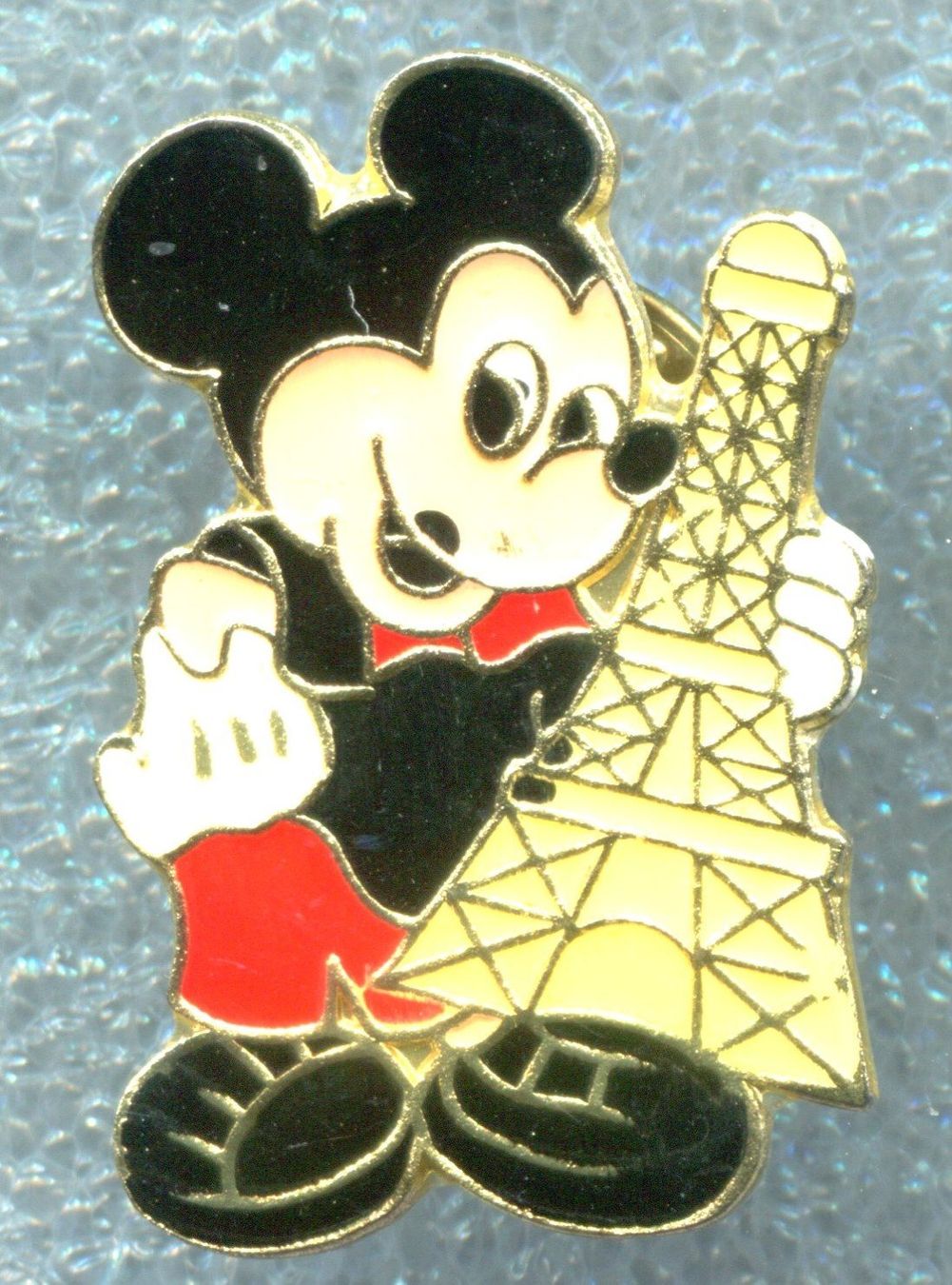 Disney Plaketten & Abzeichen: MICKY + Eifelturm  – Gebraucht aus Winterthur von Sammleroase