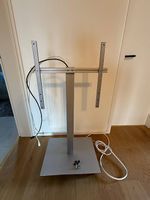 Fernseher-/TV-Halterung ausziehbar und robust mit Rollen