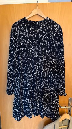 Kleid mit Blumenmuster dunkelblau Grösse 42 neuwertig
