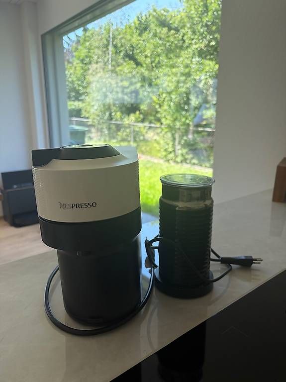 Nespresso Machines à café & Machines à expresso: Nespresso Vertuo & Milchschäumer – D'occasion à Münchwilen TG par emma_J