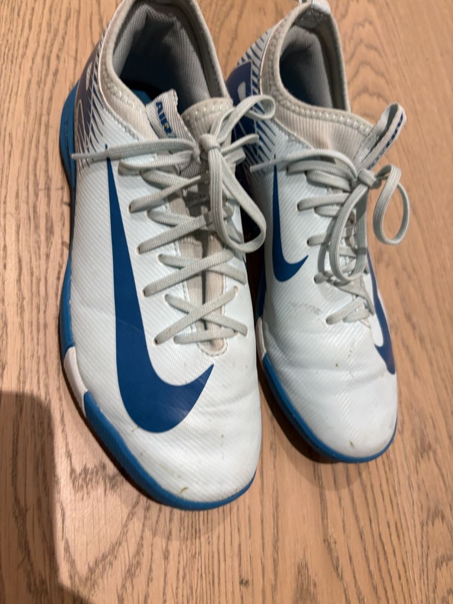 Nike Schuhe für Jungen: Nike Air Zoom Hallenschuhe 38 – Gebraucht aus Baar von El.bee
