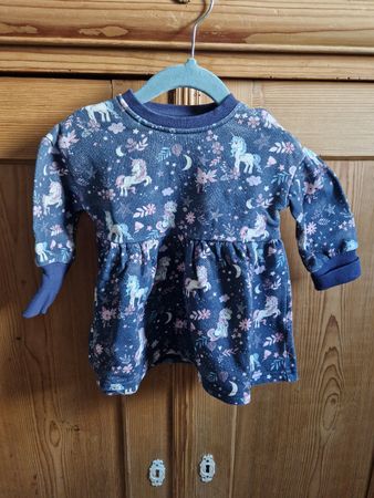 Neuwertiges Kleid von smile Gr. 80, mit Einhorn Motiven