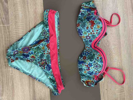 Bikini Oberteil und Unterteil Blumenmuster Grösse 46/48