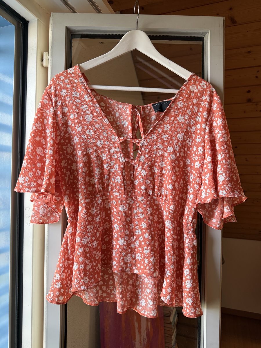 Top: Summer Floral Print Tie Back Top – Nuovo (secondo la descrizione) da Zürich venduto da BettinaMarie2308