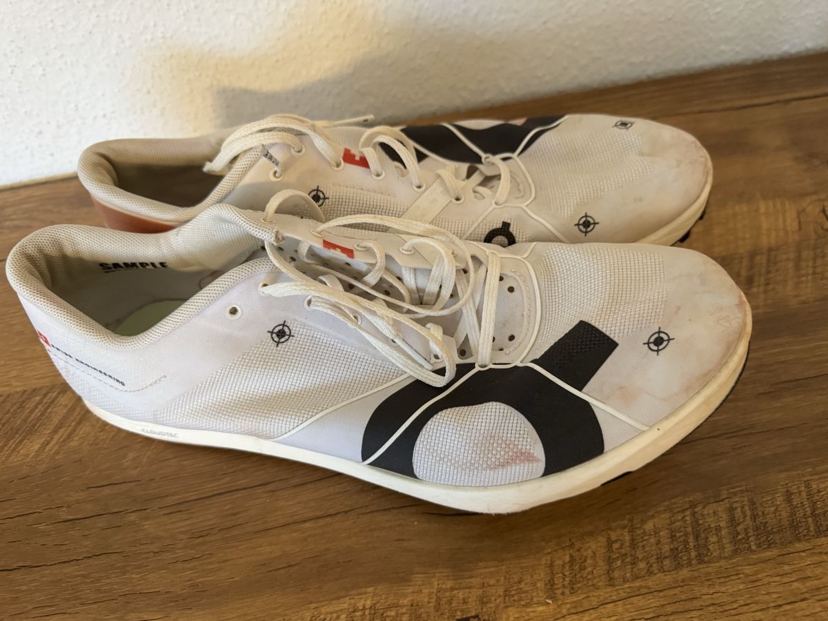 On Herrenschuhe: Chaussures de course à pointes ON, taille 43 – Gebraucht aus Brügg BE von Goob 1