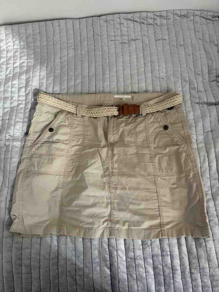 Jupes: Jupe courte edc beige taille 40 comme neuve – Neuf (Voir description) à Peseux par eri_lp7f
