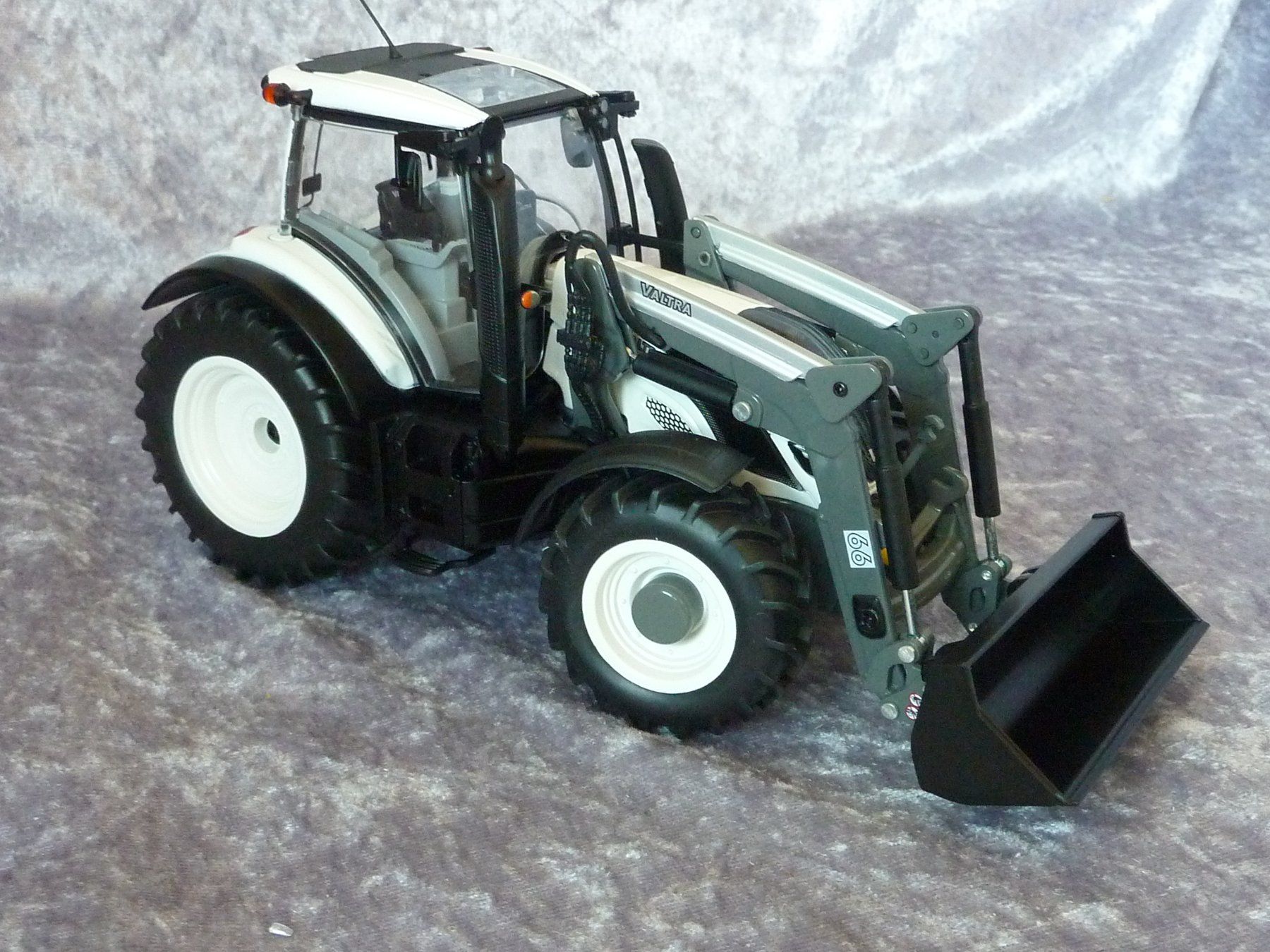 Wiking Kit di modellismo & Modellini statici: Valtra T174 mit Frontlader 1:32 – Nuovo (secondo la descrizione) da Dürrenäsch venduto da modellautos4you 5