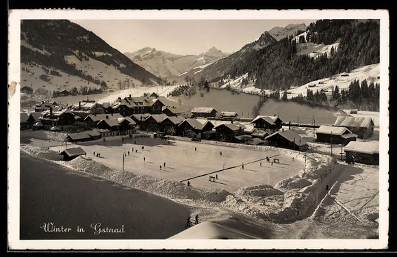 Cartes postales: AK Gstaad, Winter in Gstaad, Ortsansicht mit Eisfeld, Eishoc – D'occasion à Berlin par bartko-reher