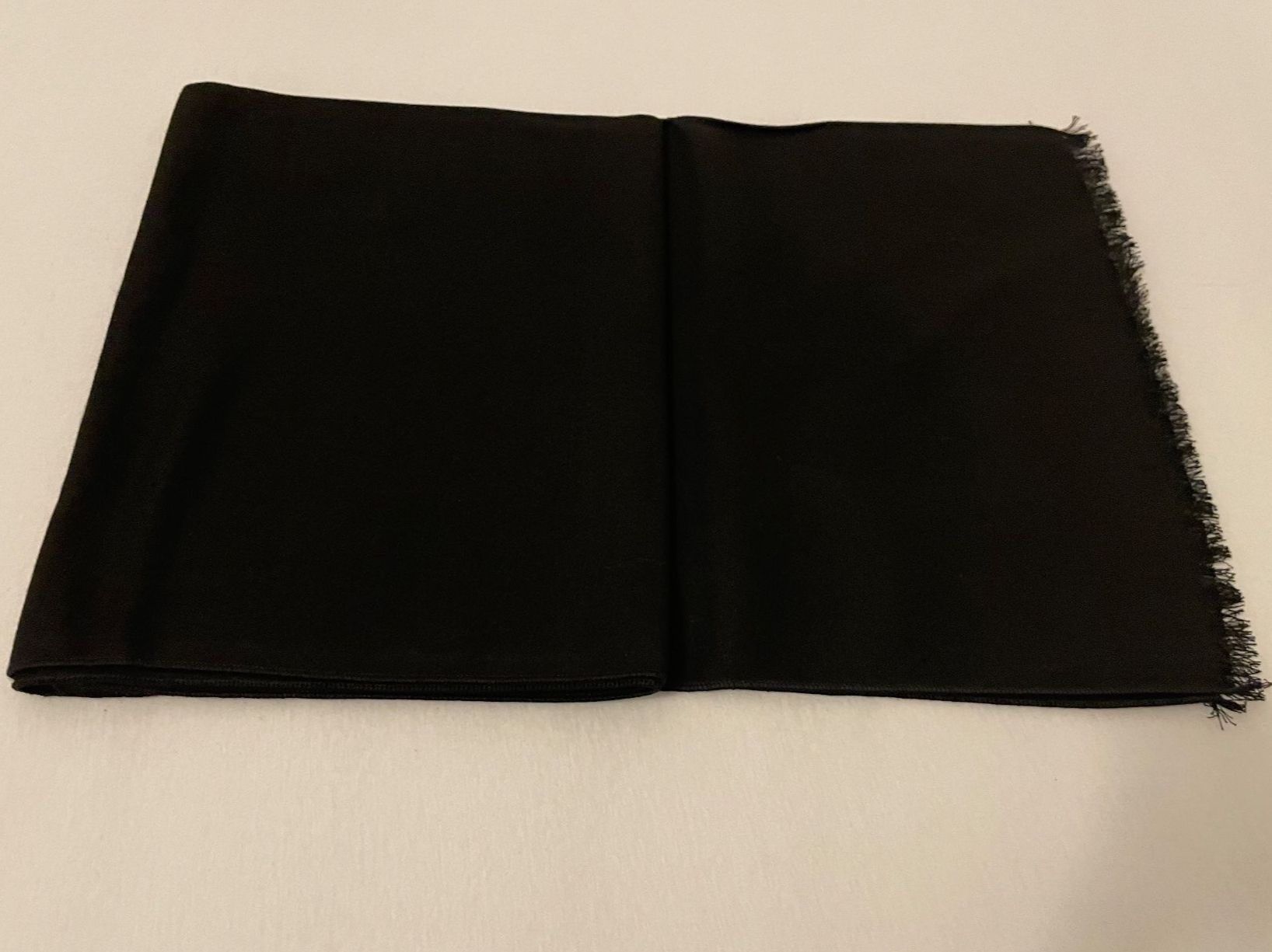 Foulard & Sciarpe: Schwarzer Schal, neu, ungetragen, originalverpackt – Nuovo e nell'imballaggio originale da Zürich venduto da Joba-Sell 3