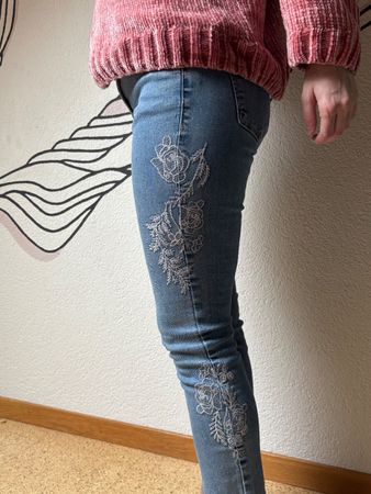 Schöne Blue-Jeans mit Blumen Stickerei