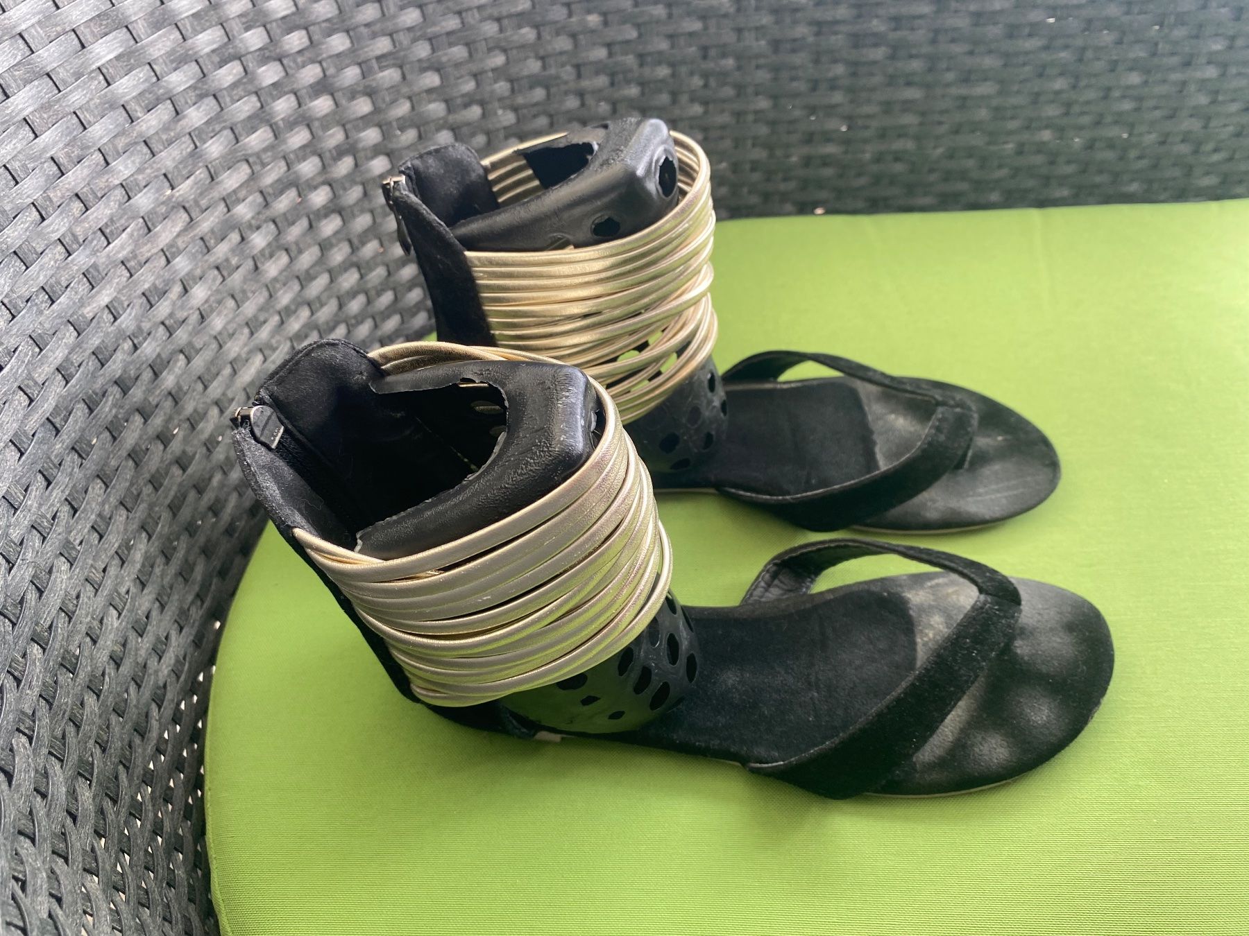 Damenschuhe: SUMMERTIME - stylische Flip-Flops mit Goldbänder, nero, 38 – Gebraucht aus Winkel von ferrari2022 3