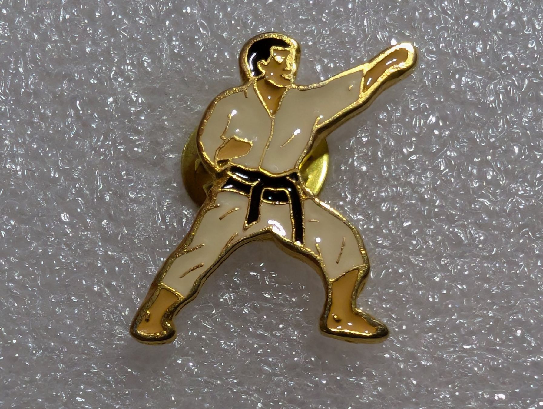 Plaketten & Abzeichen: Ansteckpin 144: Karate – Gebraucht aus Oppligen von Pin-Fall-Shop