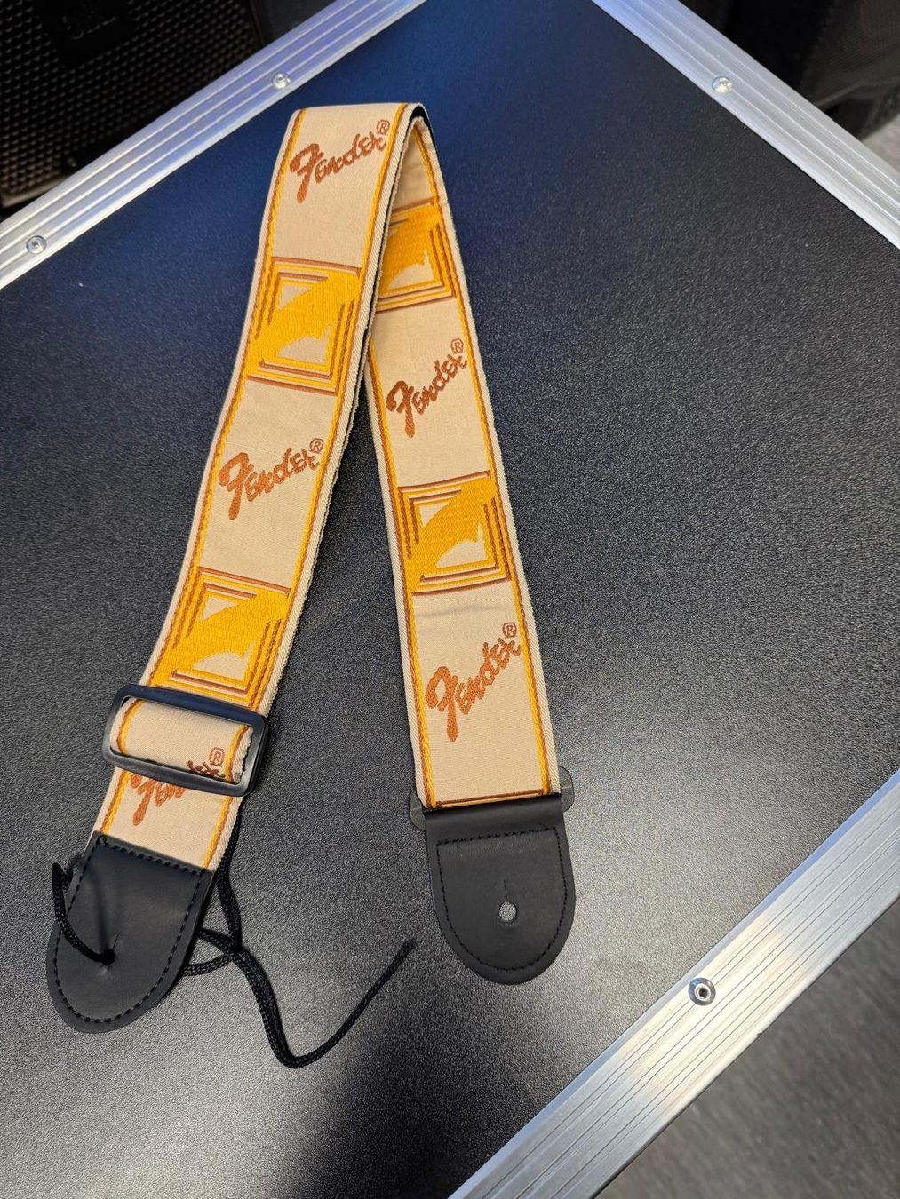 Fender Strumenti musicali: Fender Guitar Strap (Neu) – Nuovo e nell'imballaggio originale da Zürich venduto da Roy-Events-Zurich 1