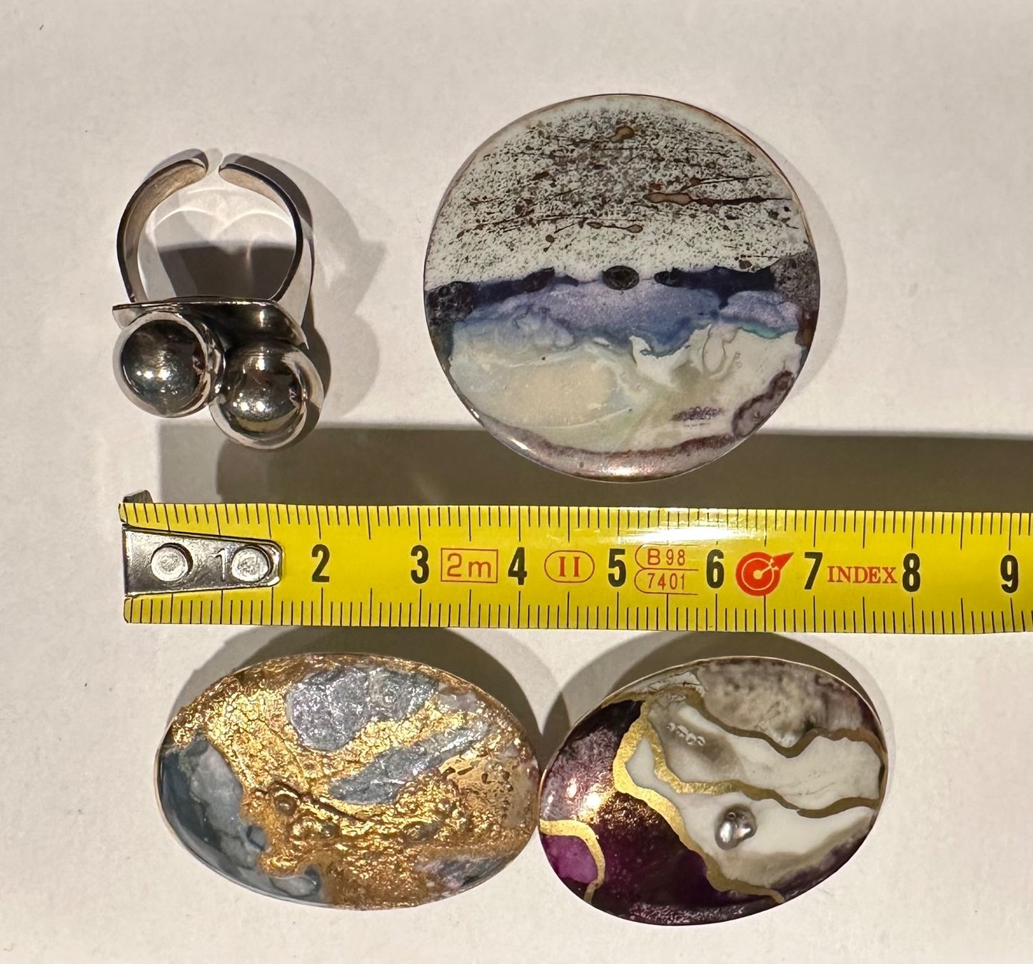 Spille & Fermagli: Vintage Schmuck Set: Ring & 3 Broschen 80er – Usato da Basel venduto da Rouge.
