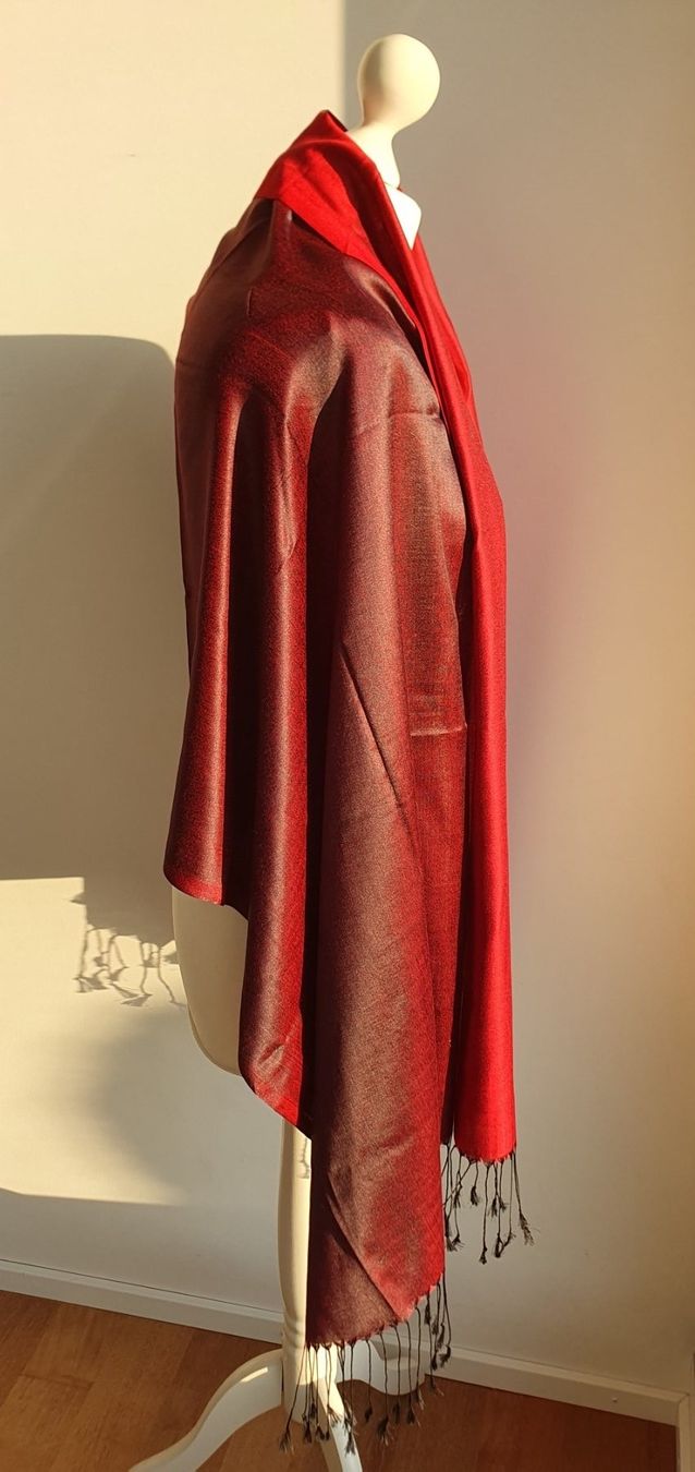 Foulard & Sciarpe: Schal bordeauxrot silk-touch Neu 165x67cm – Nuovo e nell'imballaggio originale da Stansstad venduto da InStyle8 3