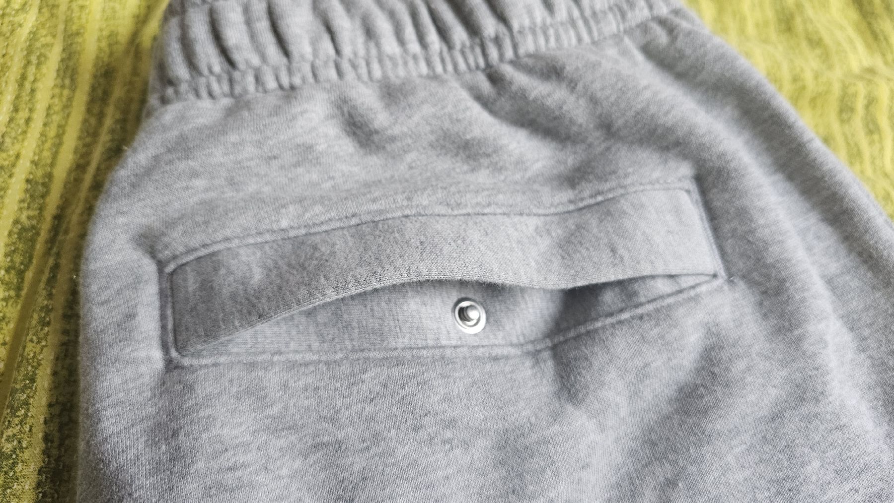 Nike Pantaloni: Nike Trainingshose Grau Grösse M gebraucht – Usato da Kriens venduto da fat_6ghn 5