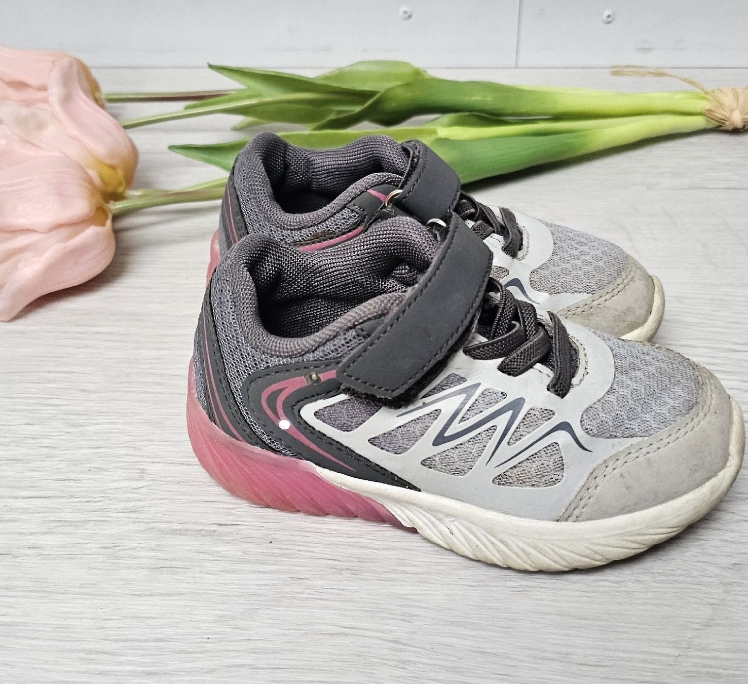 Schuhe für Jungen: Kinder Sneaker mit Licht, Grösse 25 – Gebraucht aus Zufikon von Dadulka79