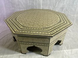 Table de salon marquetée de nacrée.