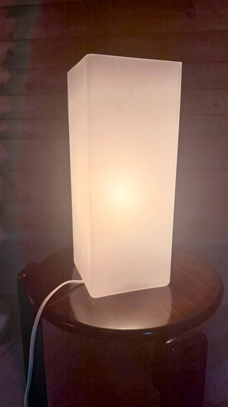 Lampes: Design Tischleuchte aus Opalglas eckig satiniert Weiss – D'occasion à Rickenbach ZH par Der-Insider