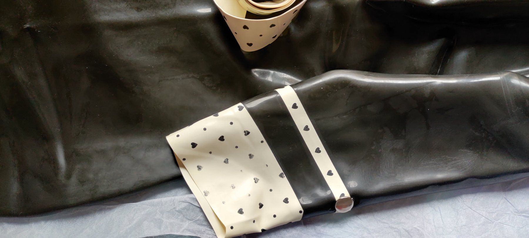 Vestiti: WestwardBound "Supercilious" Latex Kleid trans. black UK12/M – Usato da Lausanne venduto da Cykla 2