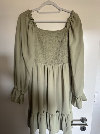 Kleid hellgrün mit Raffung und Rüschen Grösse L