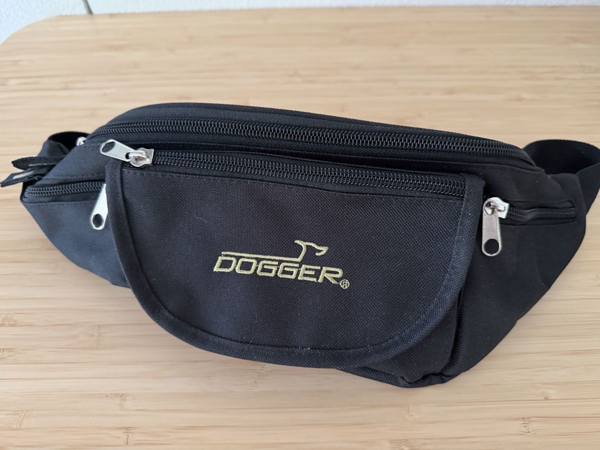 Dogger Taschen: Bauchtasche DOGGER schwarz verstellbar – Neu (gemäss Beschreibung) aus Kloten von dephy