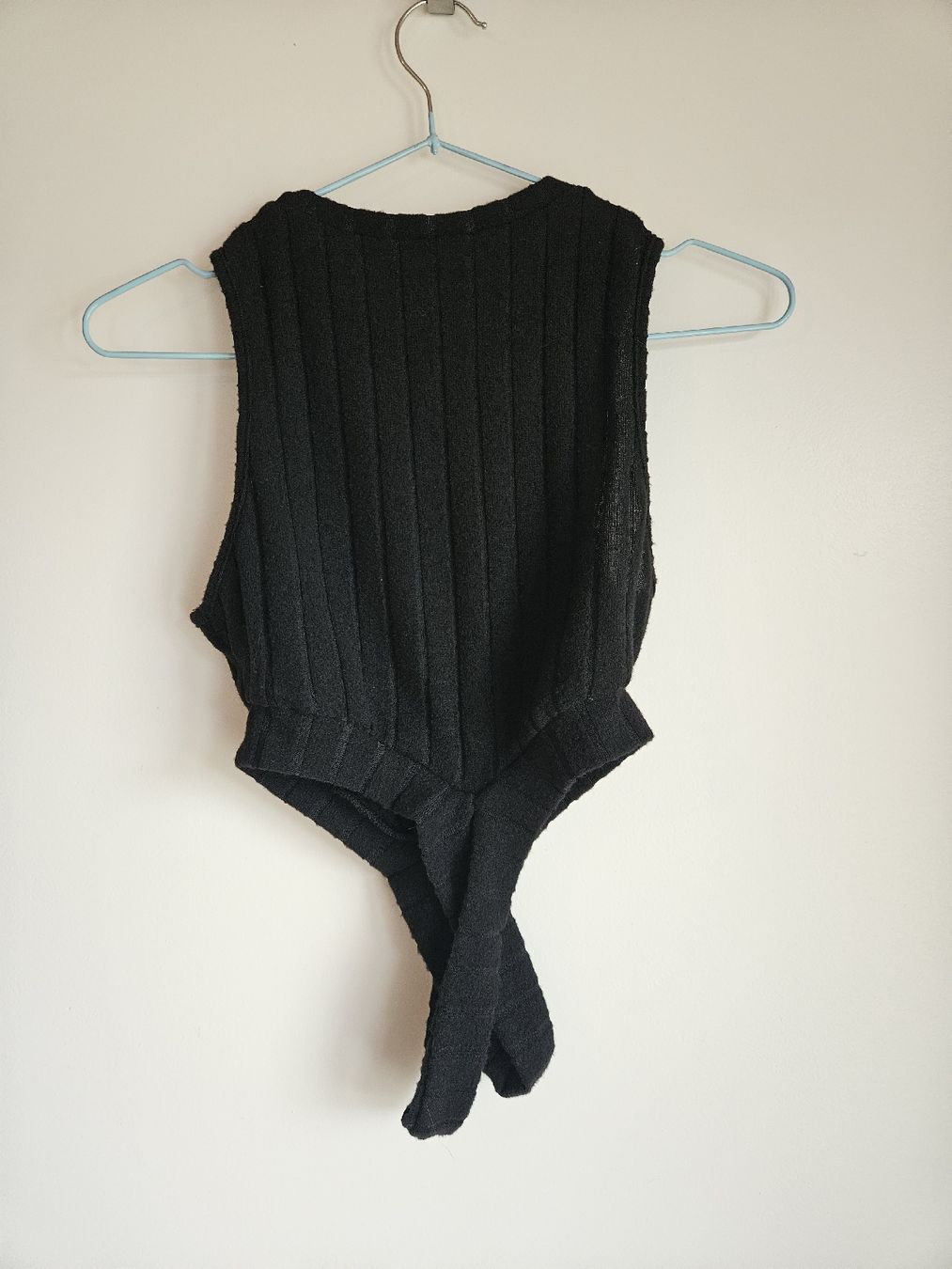 Top: schwarzes Crop-Top mit Cut-Outs von Temu – Usato da Ebikon venduto da SecondChance_byM 2