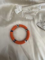 Oranges Rocailles-Armband mit bunten Akzenten