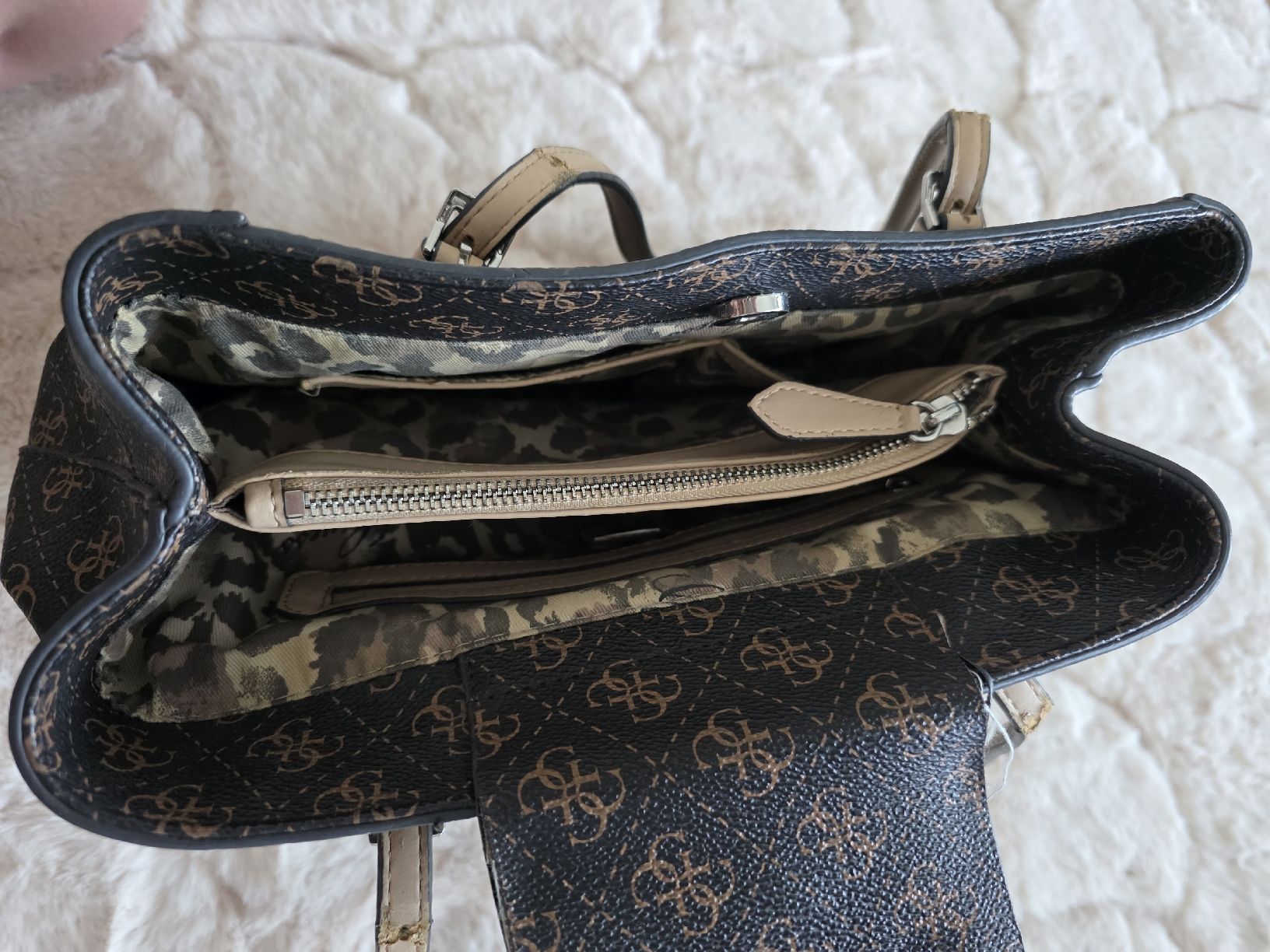 Guess Taschen für Damen: Guess Handtasche braun mit Logo Muster – Gebraucht aus Eggenwil von Schramy 4