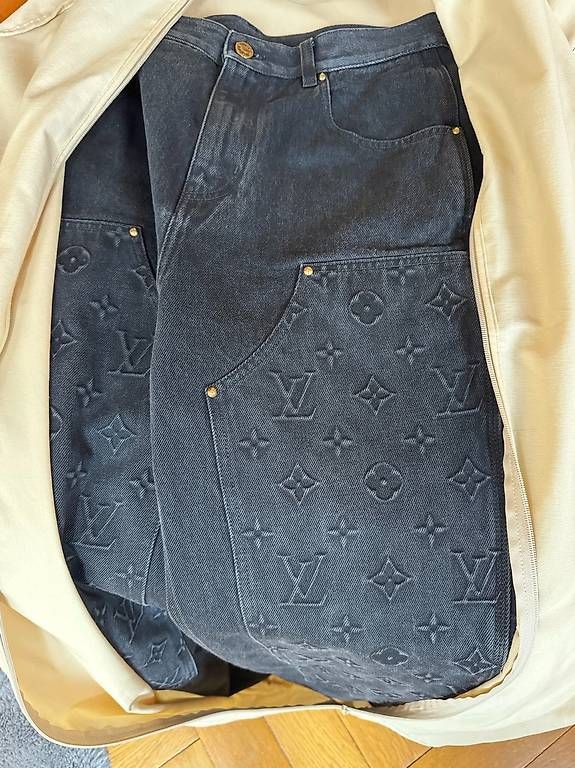Jeans: Louis Vuitton Black Carpenter Taille 30 + Facture – D'occasion à Genève par gae_5vrx