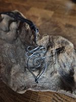 hübscher und filigraner Unalome Anhänger aus Metall Hippie