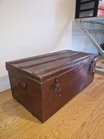 Caisse en métal ancienne et rigide, très robuste