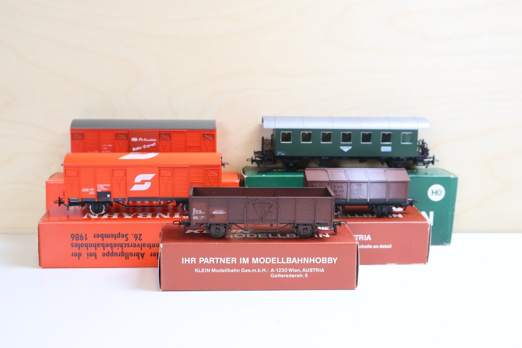 Kleinbahn Modelleisenbahnen: Klein Modellbahn 5 x Wagen H0 - schöne Modelle – Gebraucht aus Winterthur von Monstera 3