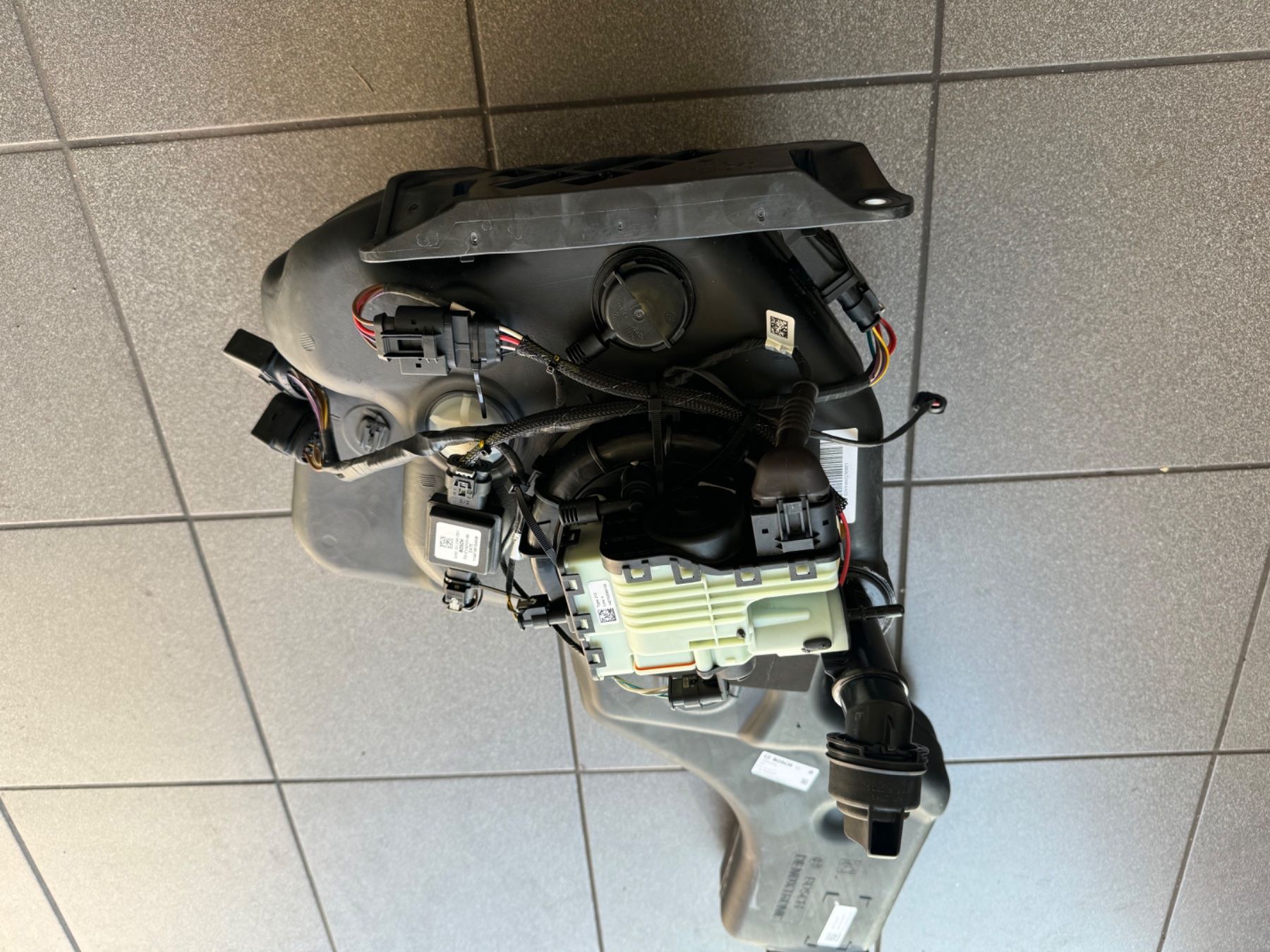 Sonstiges Fahrzeugzubehör: AdBlue Tank mit Pumpe – Gebraucht aus Chur von  3