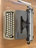 Schreibmaschine mit Hülle, guter Zustand