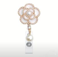 Eleganter Badge Halter mit Perlen