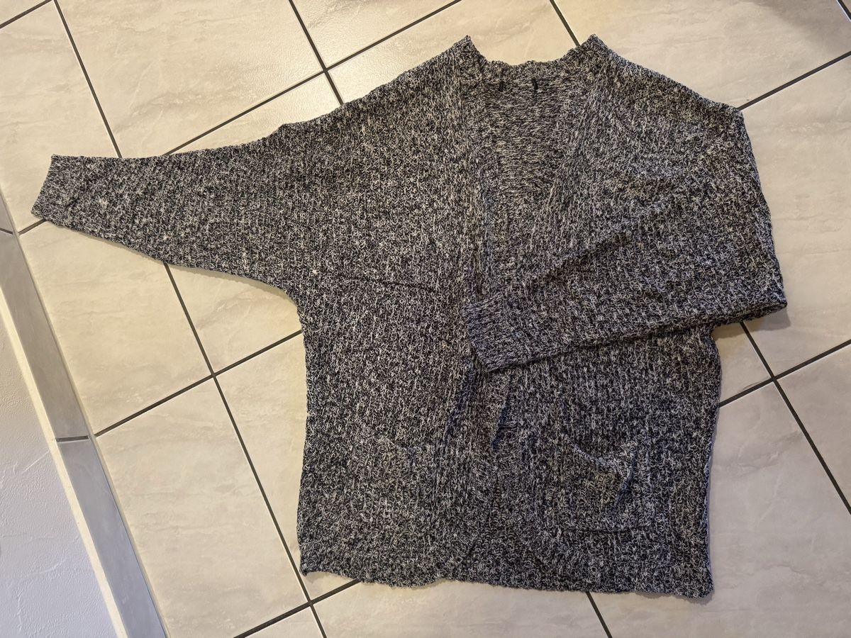 Vestes: Grauer Cardigan – D'occasion à Hergiswil NW par kaufe_bei_kaufmann