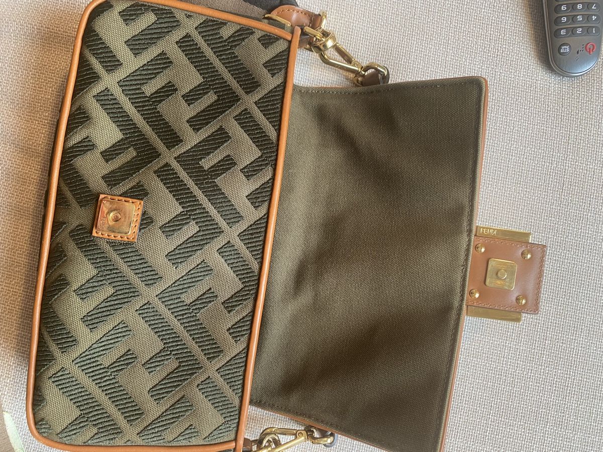 Fendi Sacs femmes: Iconic Fendi Medium Baguette bag! – D'occasion à Mies par nic_yk5d 6